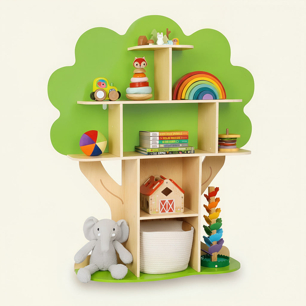 Boomvormige houten kinderboekenkast met speelgoed en boeken