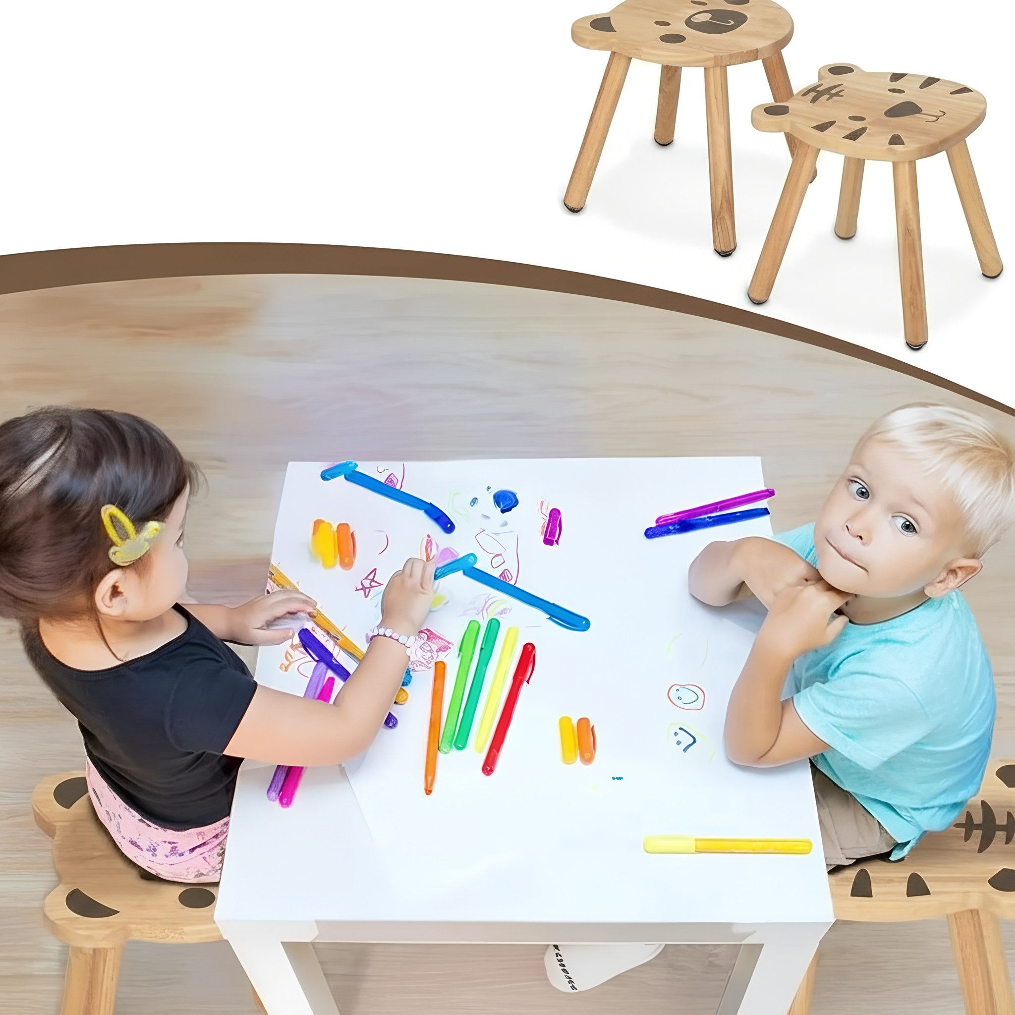 Kinderen tekenen aan tafel op de houten kinderkrukjes