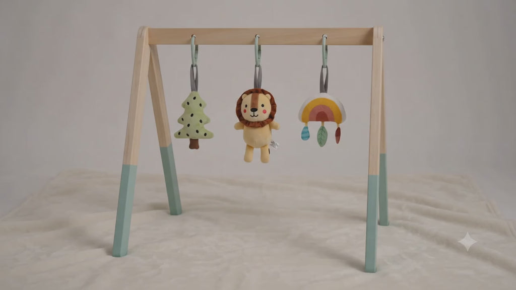 Baby Gym met ritsel-, rammel- en piepgeluid in gebruik