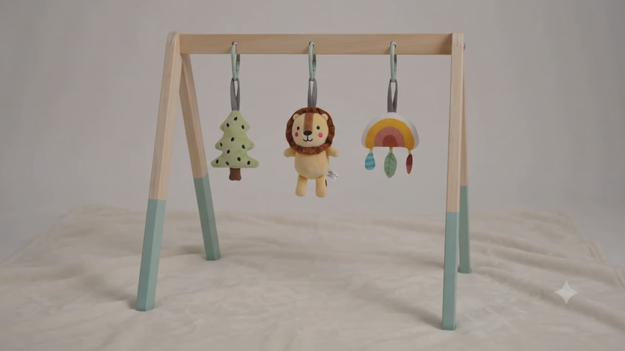 Baby Gym met ritsel-, rammel- en piepgeluid in gebruik