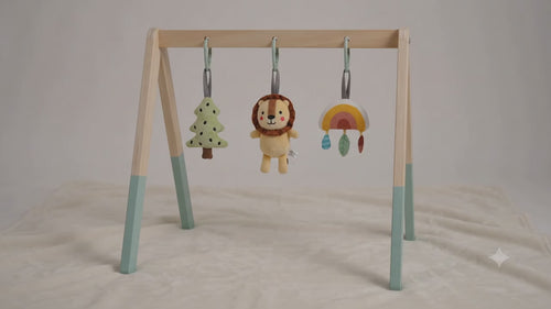 Baby Gym met ritsel-, rammel- en piepgeluid in gebruik