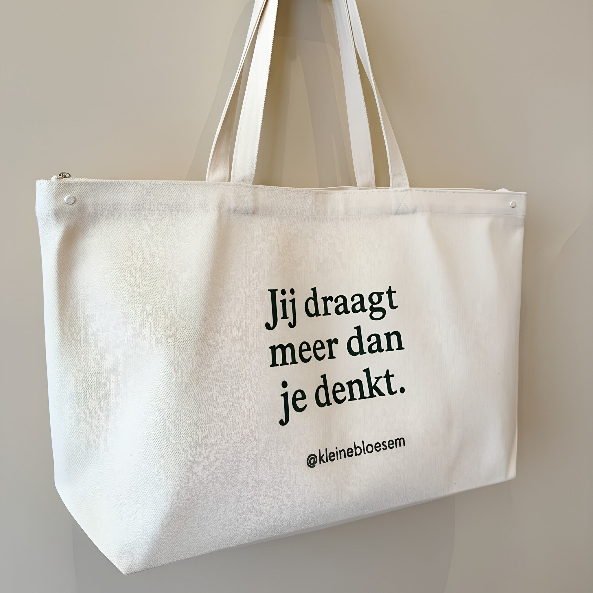 Canvas mama tas van Kleine Bloesem met tekst Jij draagt meer dan je denkt